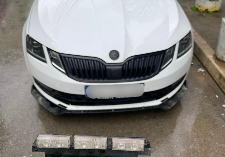 Gjobitet me 500 euro dhe i merret patenta shoferit në Prishtinë që po voziste me drita rotative