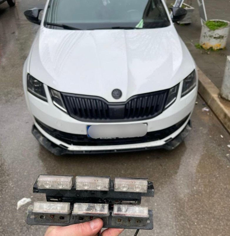 Gjobitet me 500 euro dhe i merret patenta shoferit në Prishtinë që po voziste me drita rotative