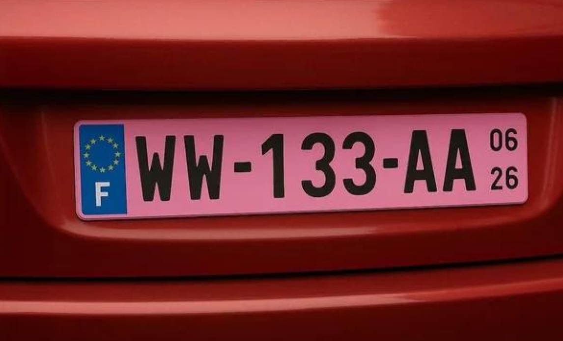 Franca lëshon targat rozë për automjetet, çfarë tregojnë ato?