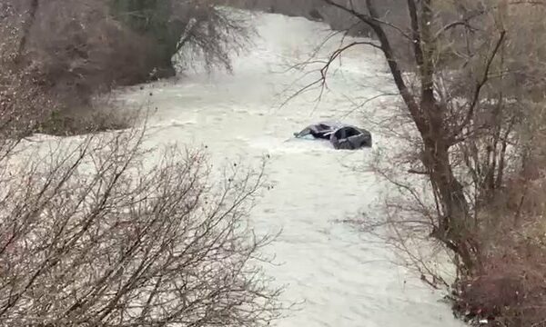 Ra me veturë në përrua, shoferi i dehur nuk e ndihmoi pasagjerin dhe ik nga vendi i ngjarjes
