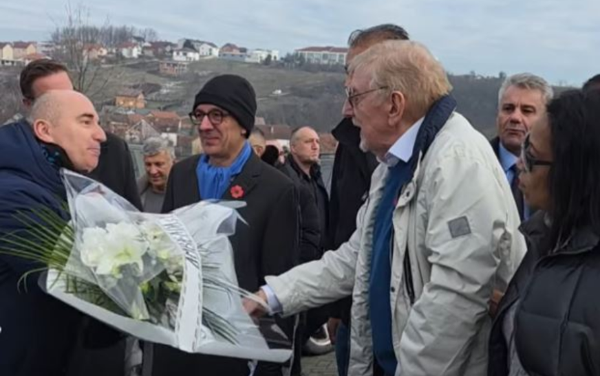 Dëshmoi krimin e Masakrës së Reçakut: Walker nderon 45 shqiptarët e vrarë