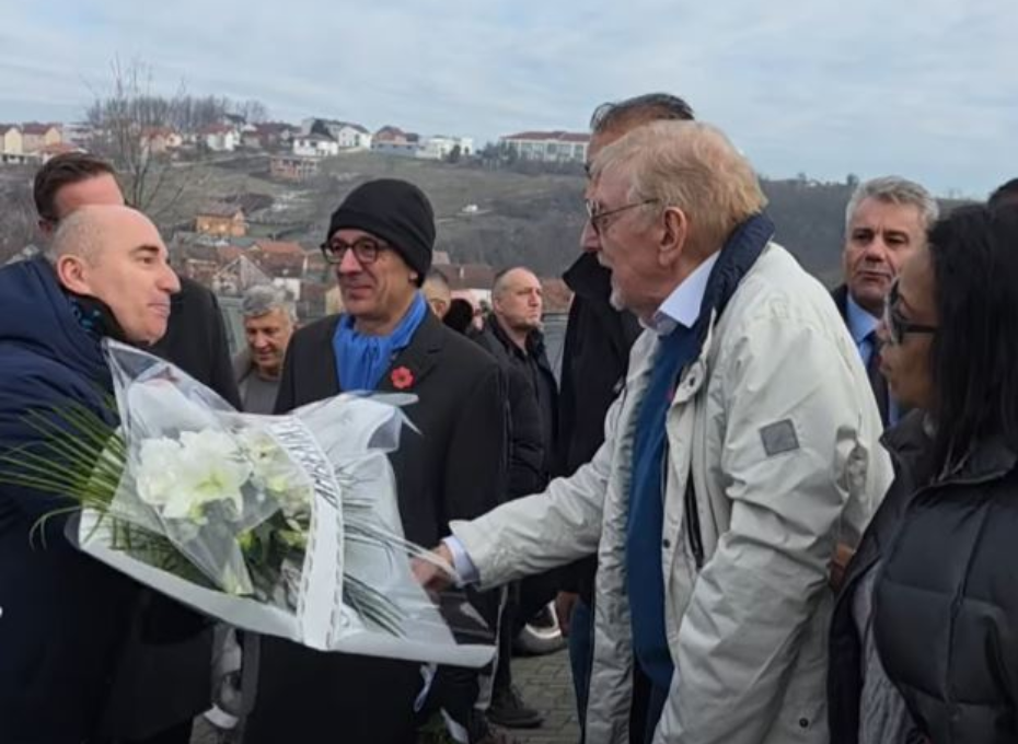 Dëshmoi krimin e Masakrës së Reçakut: Walker nderon 45 shqiptarët e vrarë