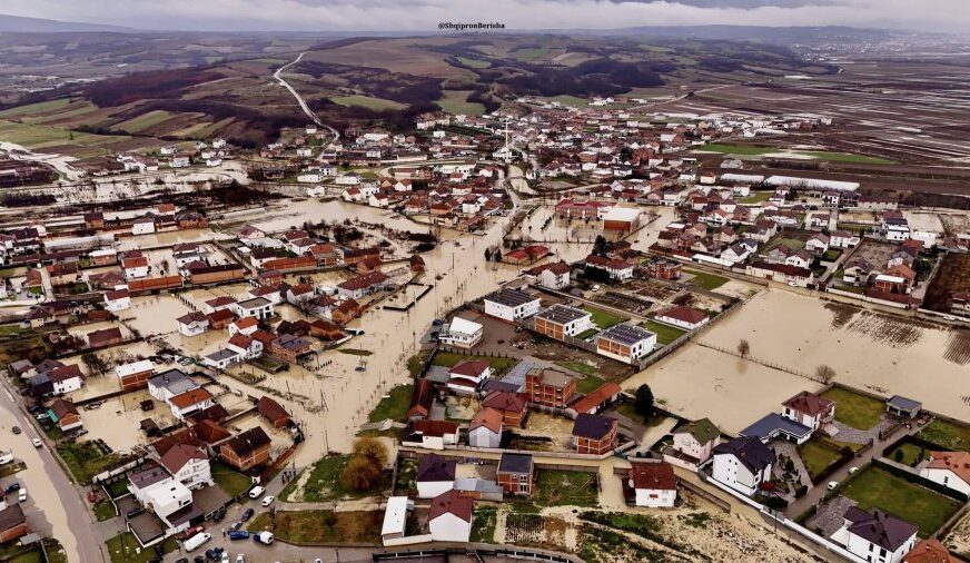 491 km lumenj dhe 398 zona në Kosovë të rrezikuara nga përmbytjet