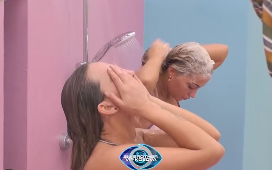 Dita e parë për dy motrat nis me dush (VIDEO)