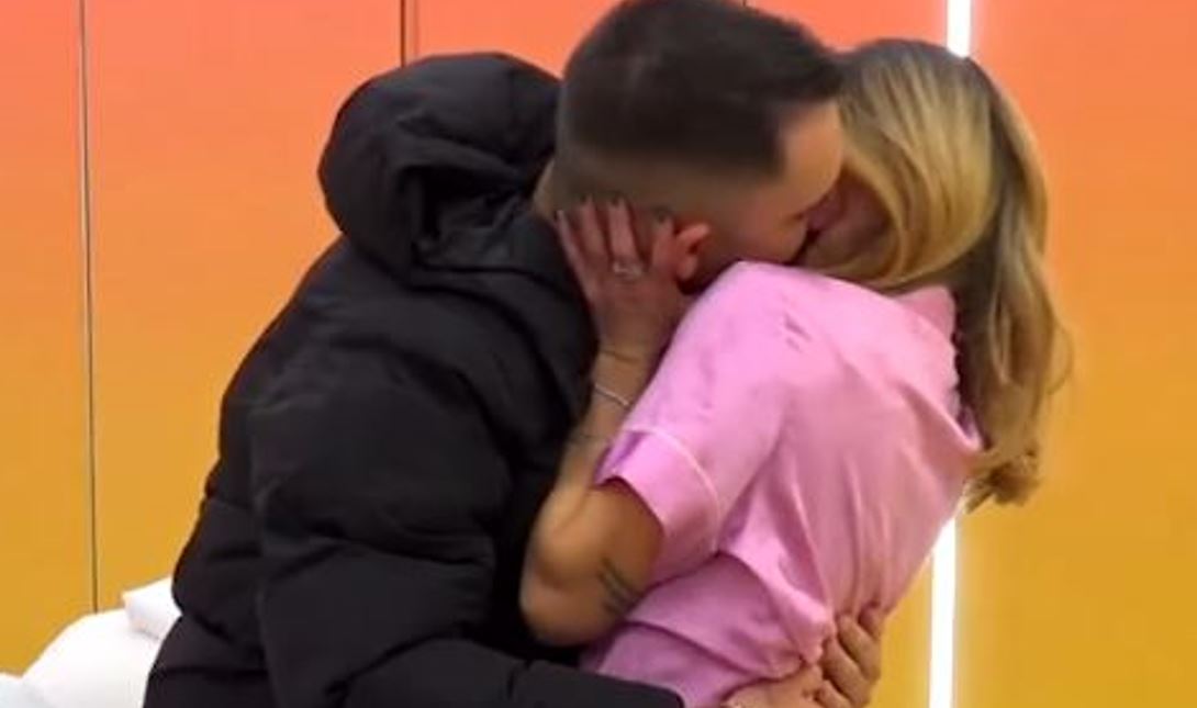 Ndodh puthja e parë në “BBV5″/ Këta banorë shkëmbejnë puthje pasiononte