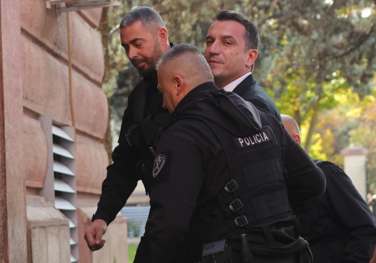 Erion Veliaj mbetet në burg