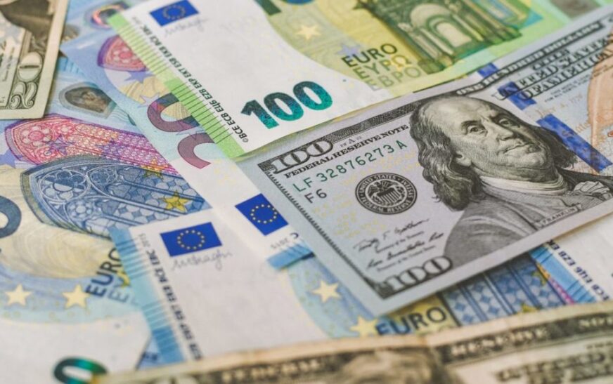 Euro bie “përtokë”, leku forcohet