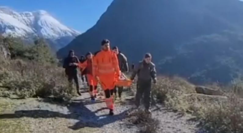 Fëmija goditet nga mushka në kokë, niset me helikopter drejt Vlorës