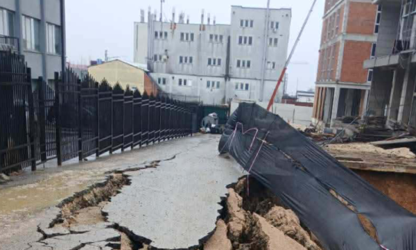 Rrezik i madh në Veterrnik- Shembet një pjesë e rrugës afër banesave