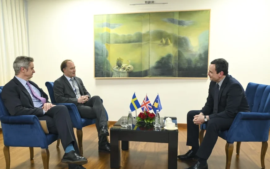 Kurti diskuton hapat e formimit të institucioneve me ambasadorin e Britanisë dhe Suedisë