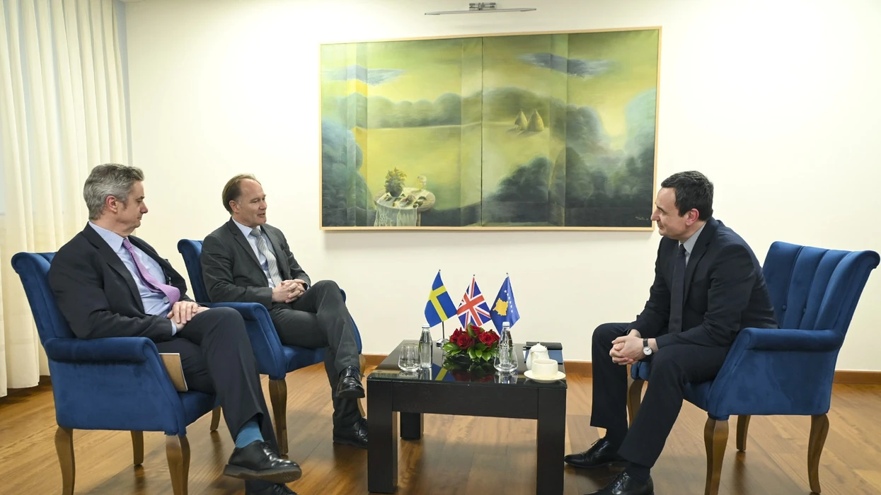 Kurti diskuton hapat e formimit të institucioneve me ambasadorin e Britanisë dhe Suedisë