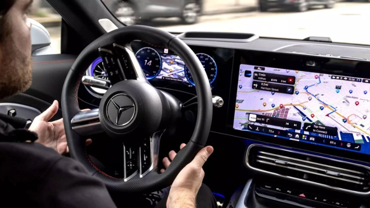 Mercedes do t’ju lejojë të drejtoni pa duar në qytetet amerikane, por ekziston një “kusht”