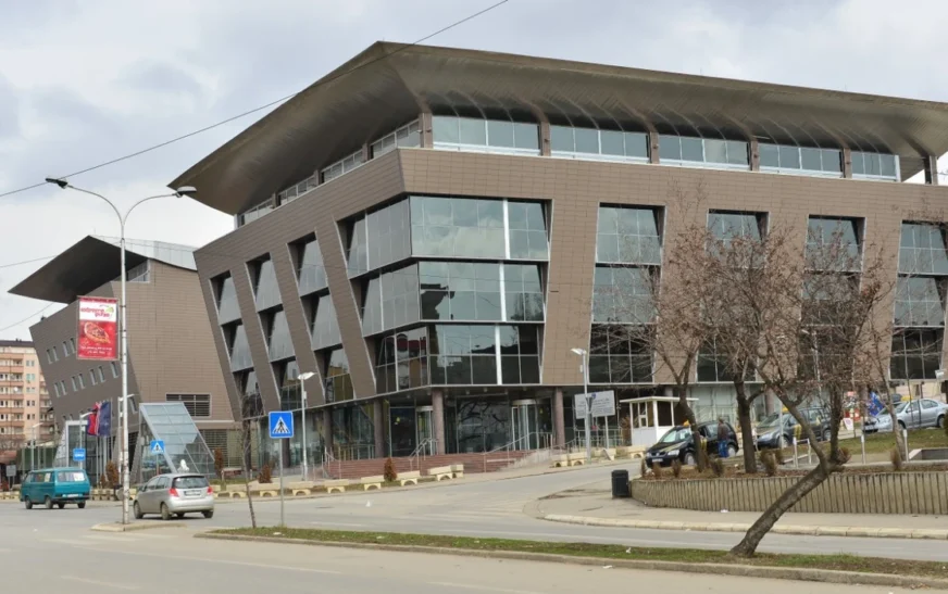 Dosja e Prokurorisë: Si Ministria e Arsimit pagoi 220 euro për një shportë bërlloku, ndërsa çmimi real ishte 12 euro