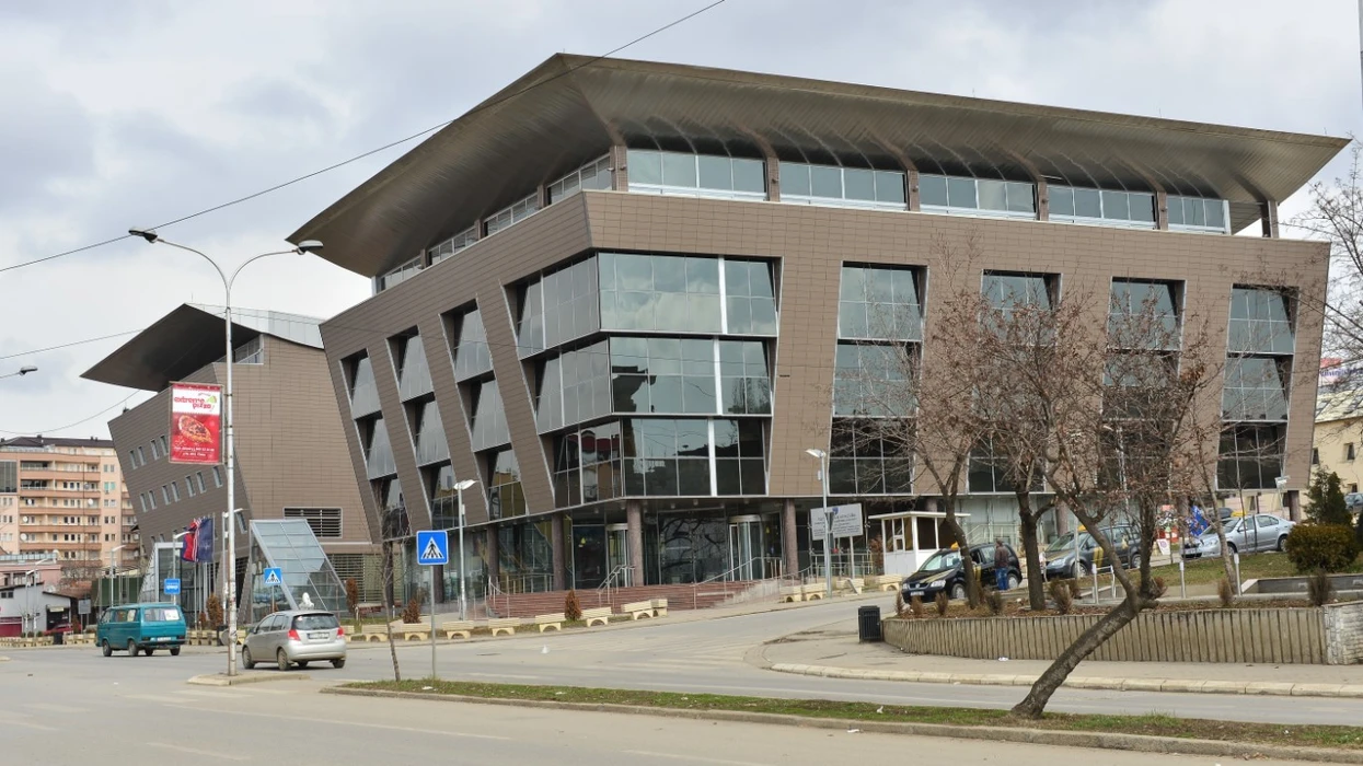 Dosja e Prokurorisë: Si Ministria e Arsimit pagoi 220 euro për një shportë bërlloku, ndërsa çmimi real ishte 12 euro