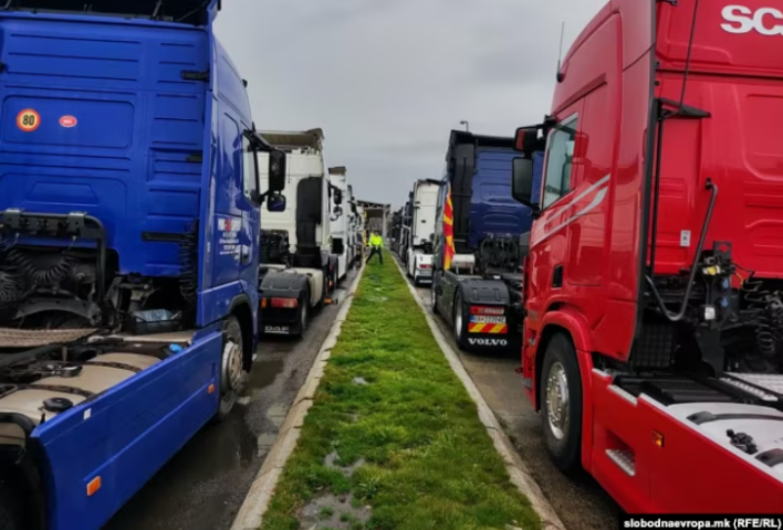 Hiqet bllokada në Mal të Zi, nis qarkullimi i kamionëve