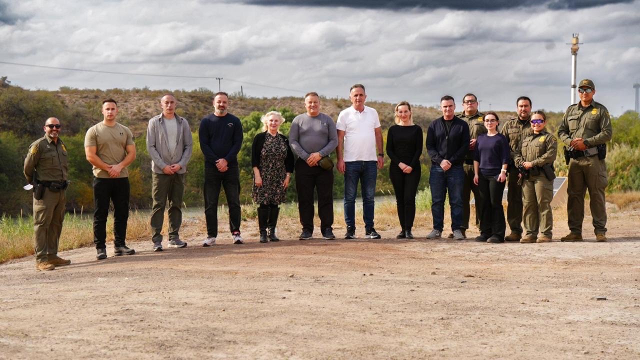 Drejtori i Policisë së Kosovës viziton kufirin SHBA-Meksikë për herë të parë