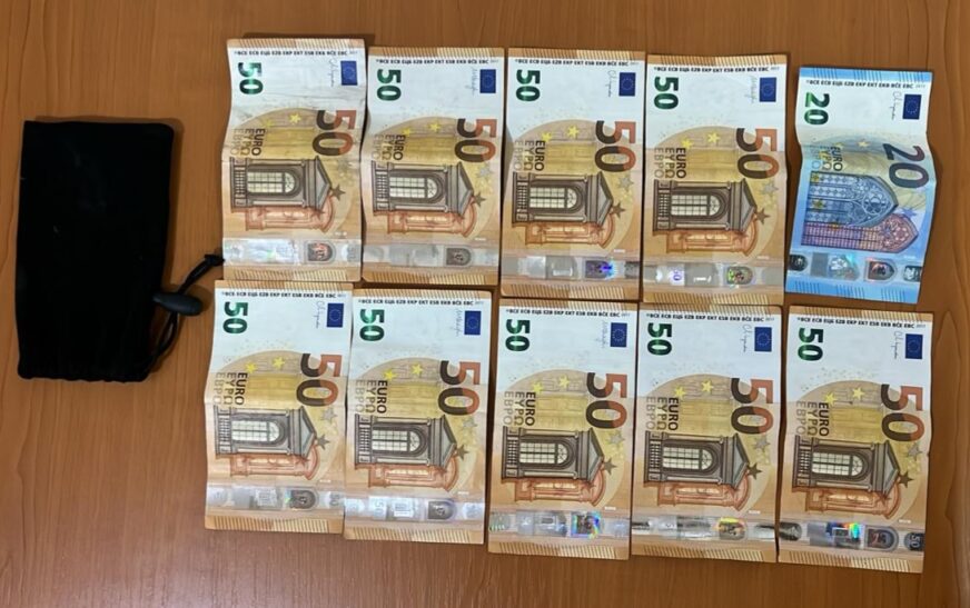 Dy qytetarë gjejnë 10 mijë e 50 euro të humbura, i dorëzojnë në polici