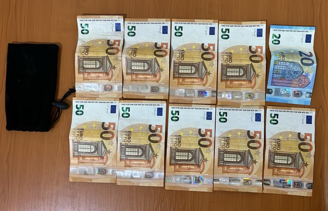Dy qytetarë gjejnë 10 mijë e 50 euro të humbura, i dorëzojnë në polici