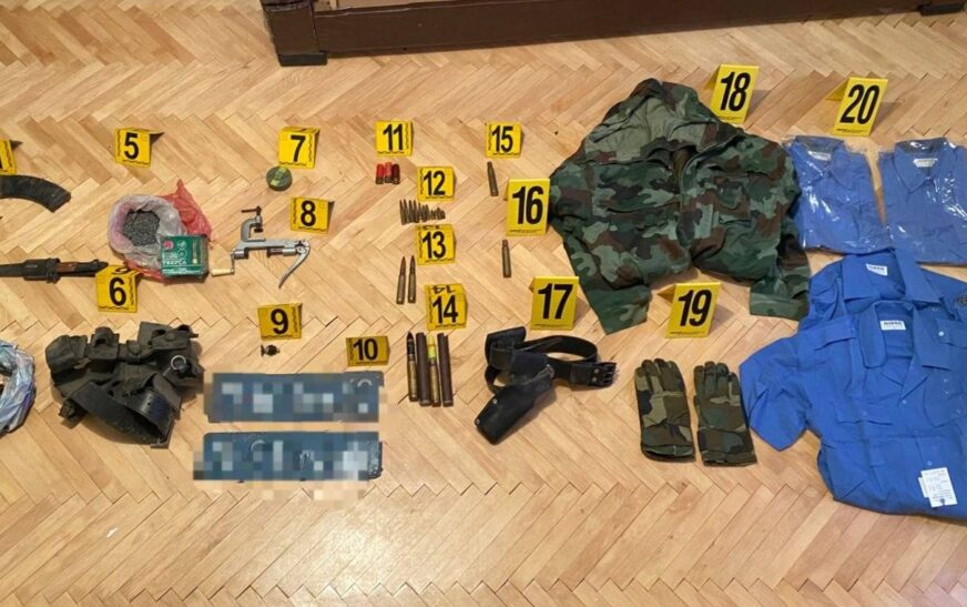 Aksion i policisë në veri, gjenden armë, municion dhe mjete të tjera ilegale në një shtëpi të braktisur