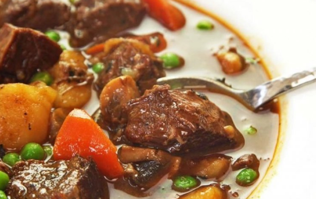 Konsumimi i sasive të mëdha të ushqimit mund të shkaktojë infarkt në zemër/ Si të mbrohemi