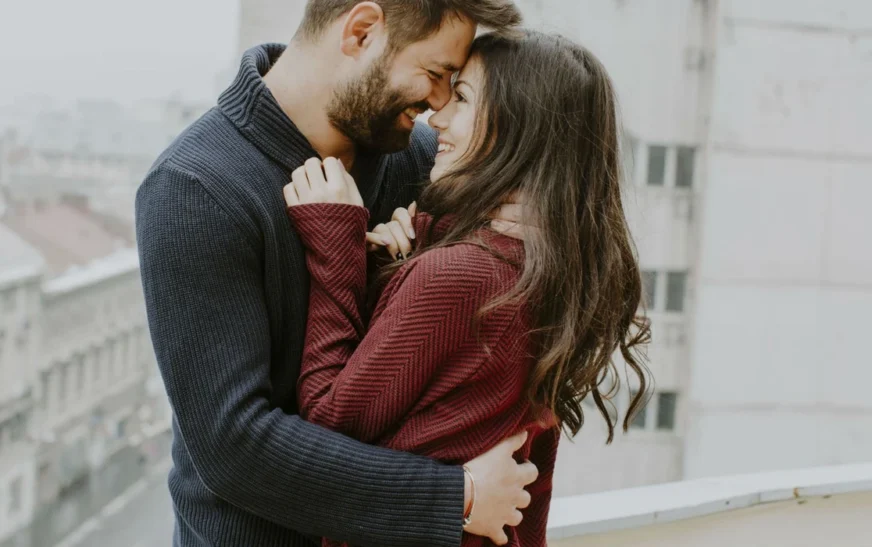 Sa duhet të zgjasë një përqafim që të ndihet vërtet? Studimet japin përgjigjen