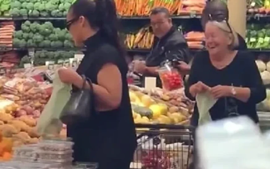 Rihanna si pjesa tjetër e botës “normale”: Miliarderja filmohet në një supermarket duke blerë ushqime, videoja bën xhiron e internetit