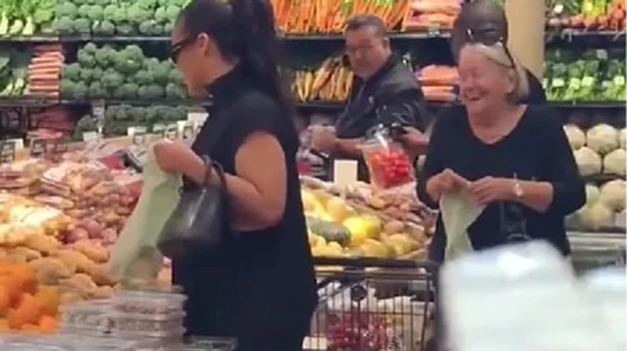 Rihanna si pjesa tjetër e botës “normale”: Miliarderja filmohet në një supermarket duke blerë ushqime, videoja bën xhiron e internetit