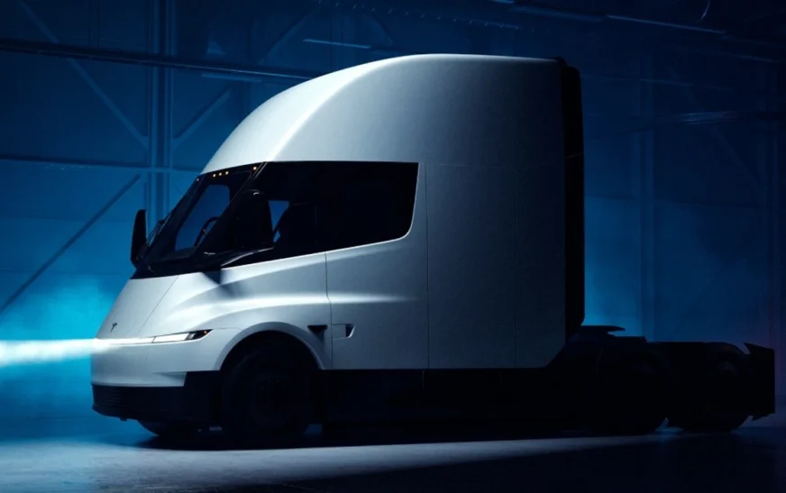 Tesla nis prodhimin masiv të kamionit elektrik Semi këtë vit