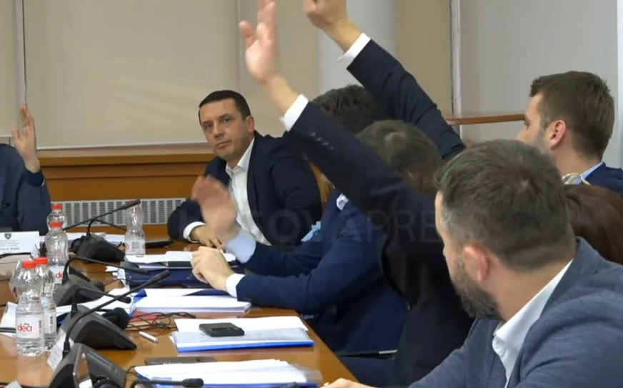 Deputeti i LVV-së, Geci ngrit dy duart kundër mbështetjes financiare për ish-krerët e UÇK-së në Hagë