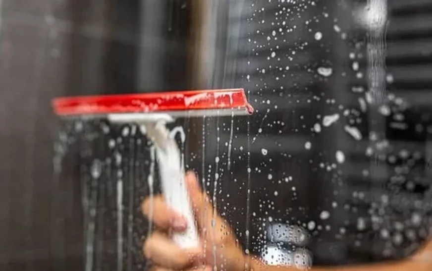 Parandaloni njollat e ujit në banjo duke përdorur këtë metodë të thjeshtë