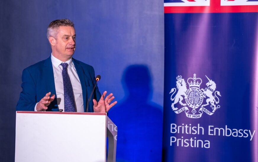 Hargreaves: Rrjetet e kontrabandës së migrantëve po minojnë sigurinë në Kosovë dhe Evropë