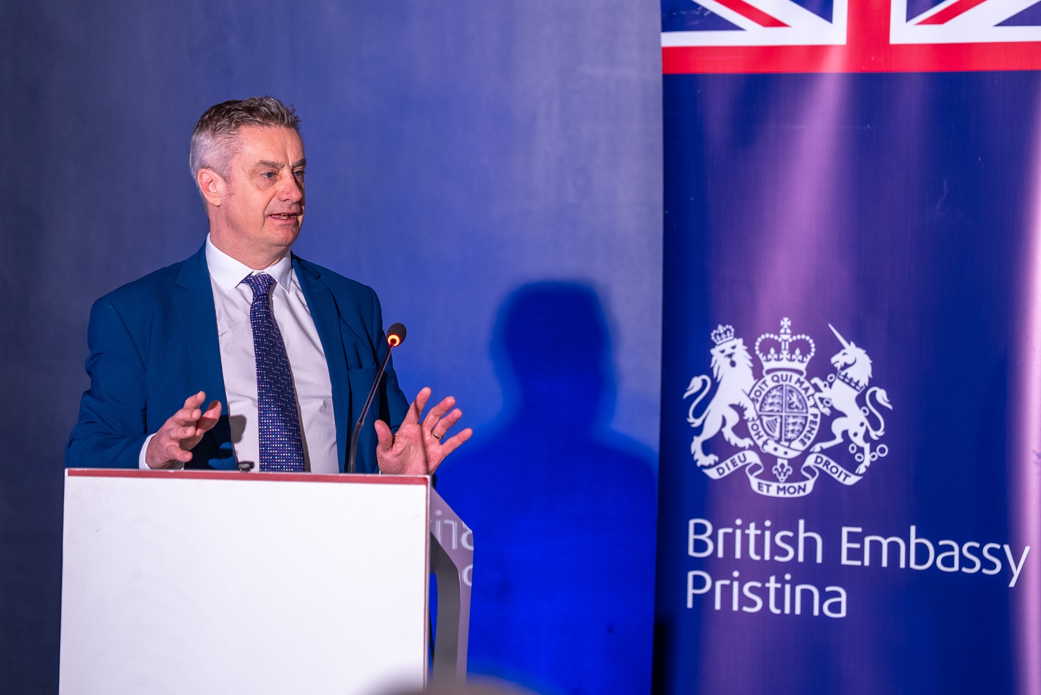 Hargreaves: Rrjetet e kontrabandës së migrantëve po minojnë sigurinë në Kosovë dhe Evropë