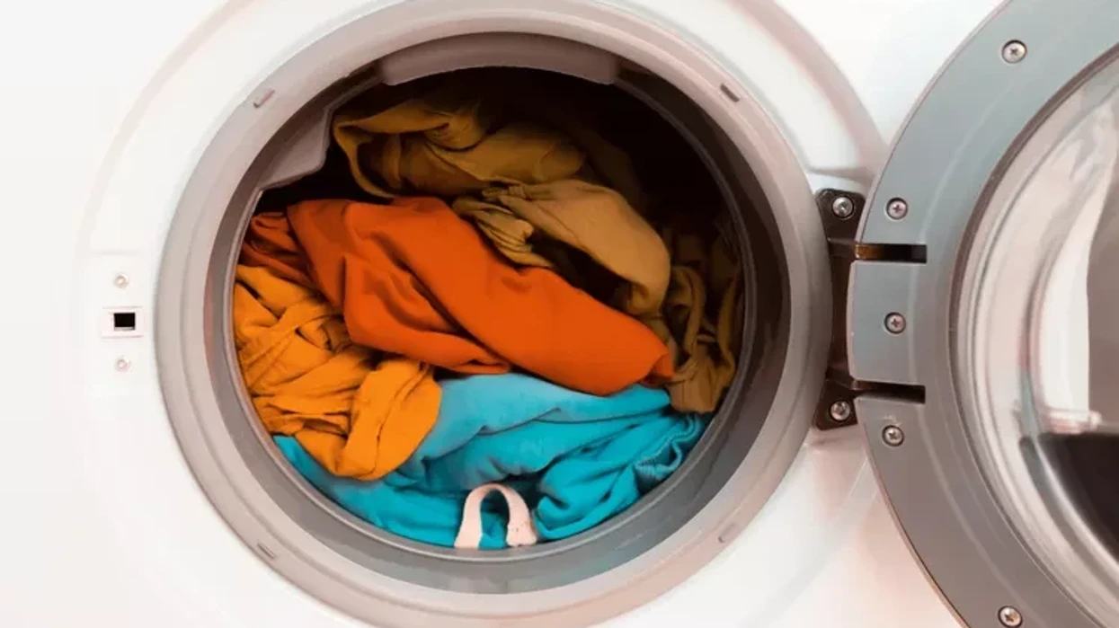 A duhet t’i lani rrobat nga ana e brendshme?