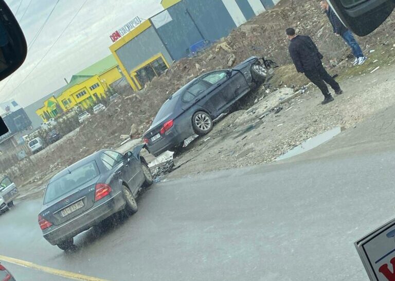 Aksident mes dy veturave në rrugën Lipjan- Prishtinë, pamje