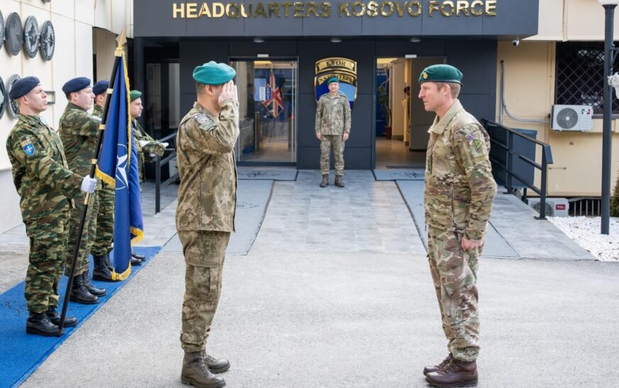 Komandanti i KFOR-it vlerëson kontributin e Britanisë në sigurinë e Kosovës