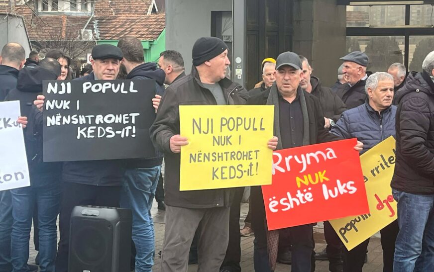 “Nuk sakrifikojmë ne për KEDS”-in, qytetarët njëzëri kundërshtojnë rritjen e çmimit të rrymës