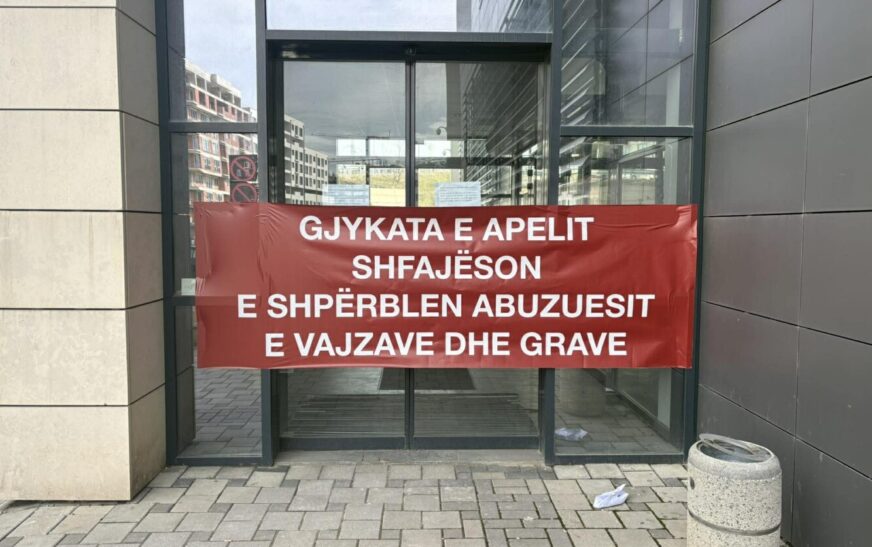 Aksioni te Apeli, vendoset mbishkrimi “Gjykata e Apelit shfajëson e shpërblen abuzuesit e vajzave dhe grave”
