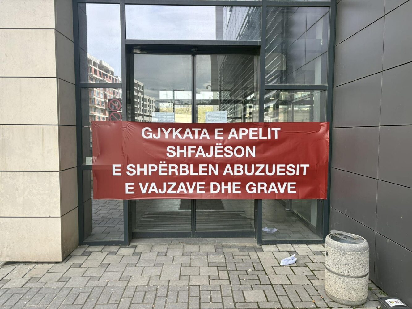 Aksioni te Apeli, vendoset mbishkrimi “Gjykata e Apelit shfajëson e shpërblen abuzuesit e vajzave dhe grave”