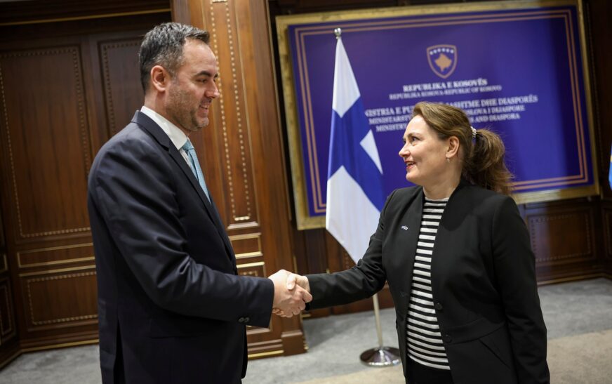 Konjufca takon ambasadoren finlandeze