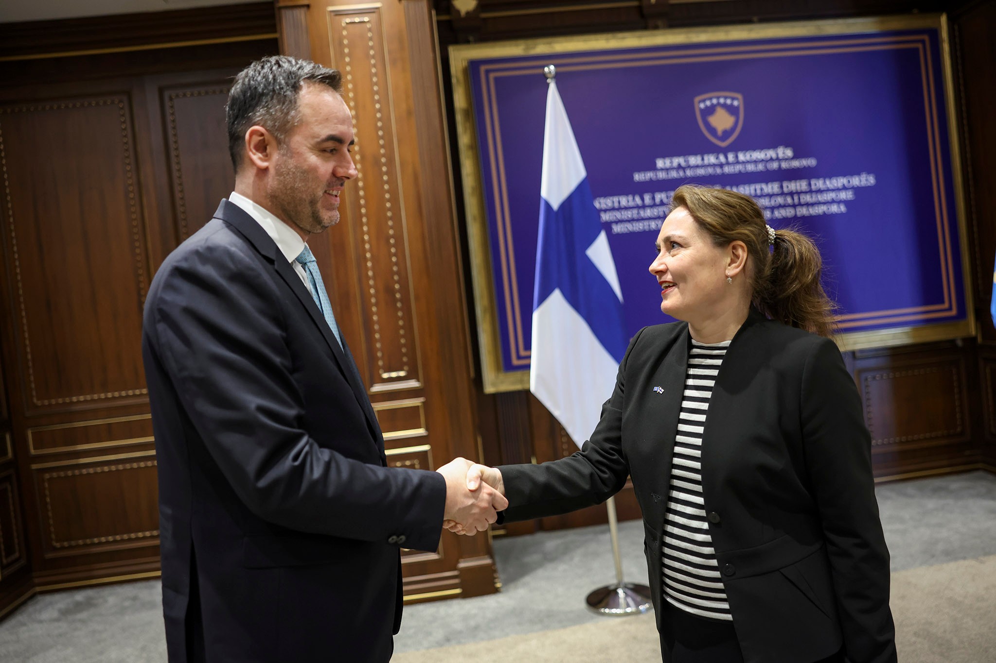 Konjufca takon ambasadoren finlandeze