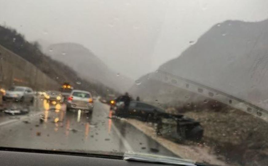 Aksident në Rrugën e Arbrit, makina përplaset me kamionin, 2 të plagosur