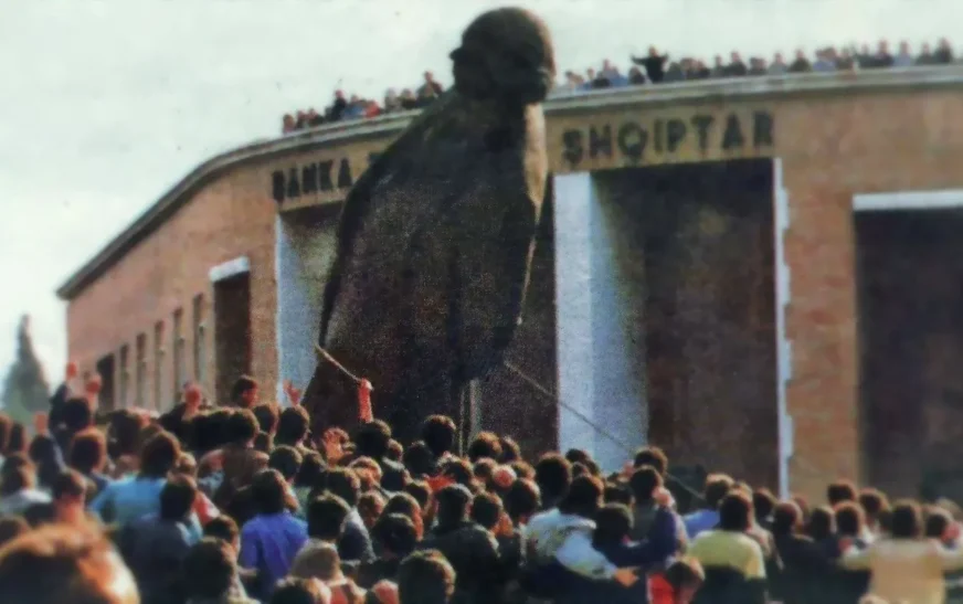 35 vjet nga rrëzimi i bustit të Enver Hoxhës