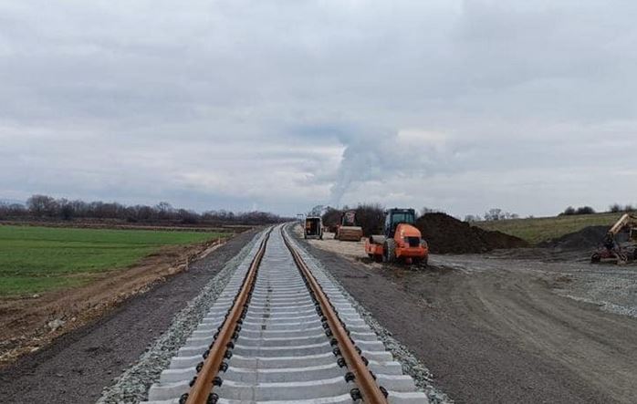 Punimet hekurudhore bllokojnë përkohësisht rrugën Fushë Kosovë – Mitrovicë