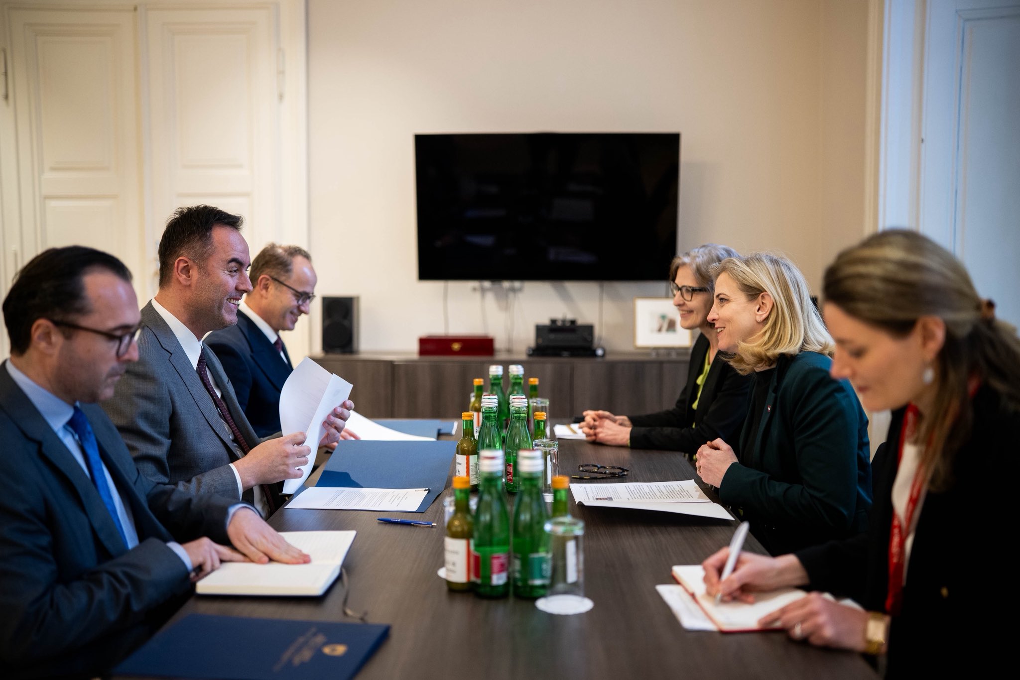 Kryediplomatja austriake pas takimit me Konjufcën: Mund të llogarisni në mbështetjen tonë të fortë për rrugën drejt BE-së