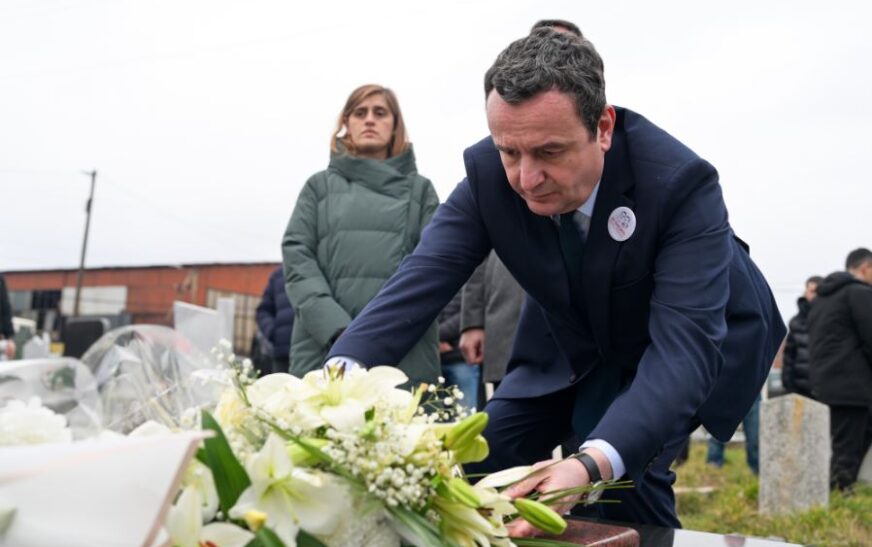 Albin Kurti i kujton aktivistët Mon Balaj dhe Arben Xheladinin në 19 vjetorin e vrasjes