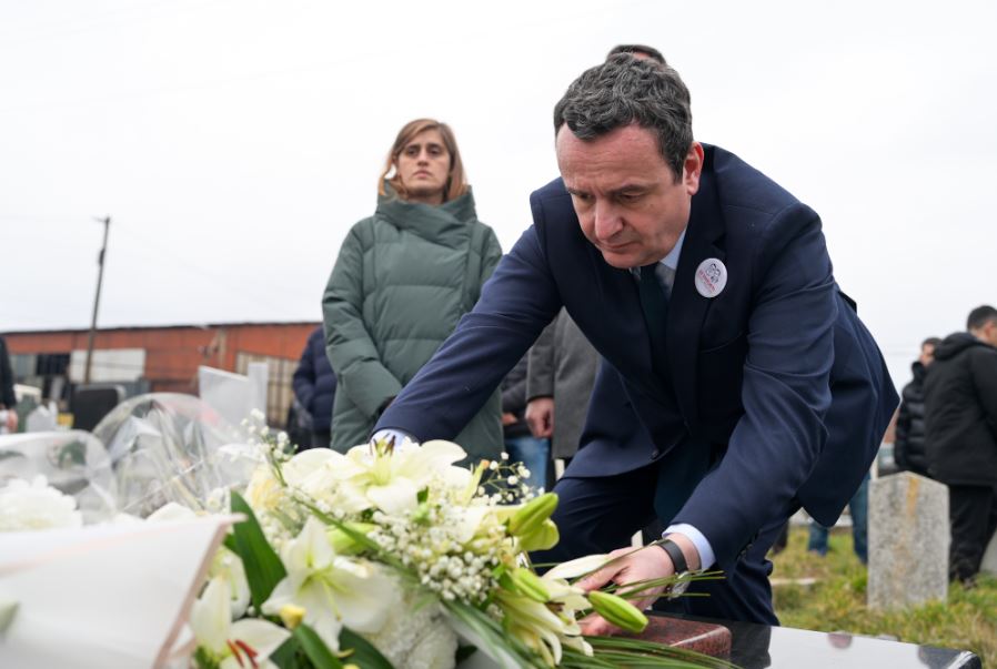 Albin Kurti i kujton aktivistët Mon Balaj dhe Arben Xheladinin në 19 vjetorin e vrasjes