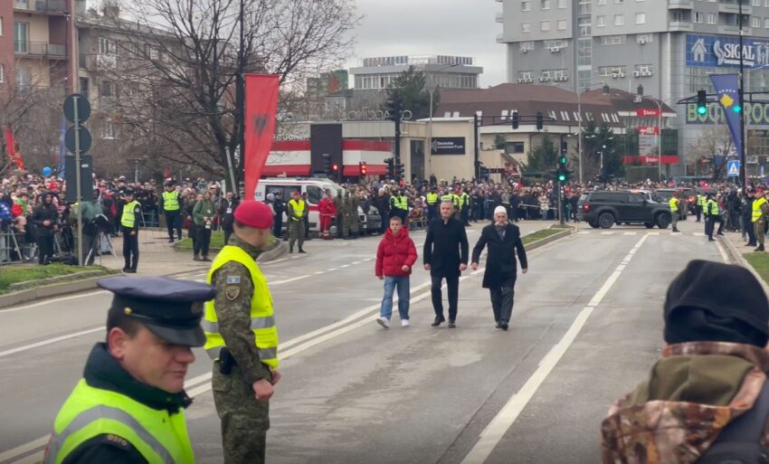 Rifat Jashari me brohoritje e duartrokitje pritet nga qytetarët në parakalimin e FSK-së dhe Policisë