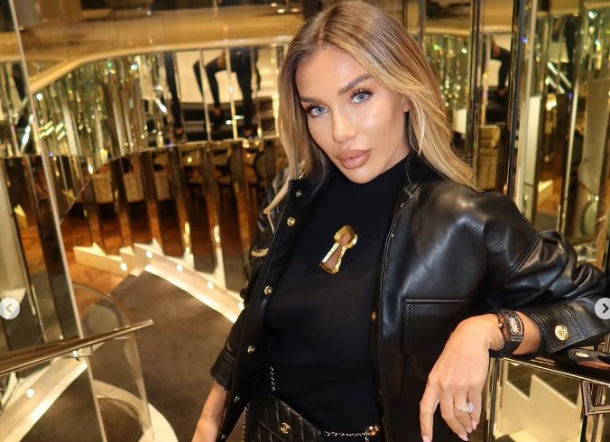 Adelina Tahiri mahnit nga Tirana, shfaqet në super formë