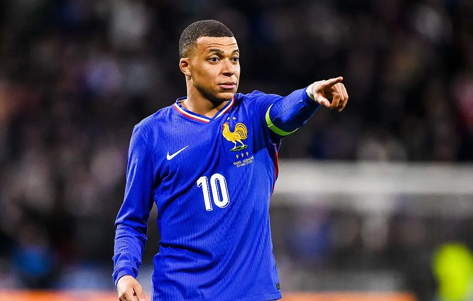 Avokatët e Mbappes nuk e lënë të qetë PSG-në, shkojnë në zyrat e klubit për çështjen e pagesave