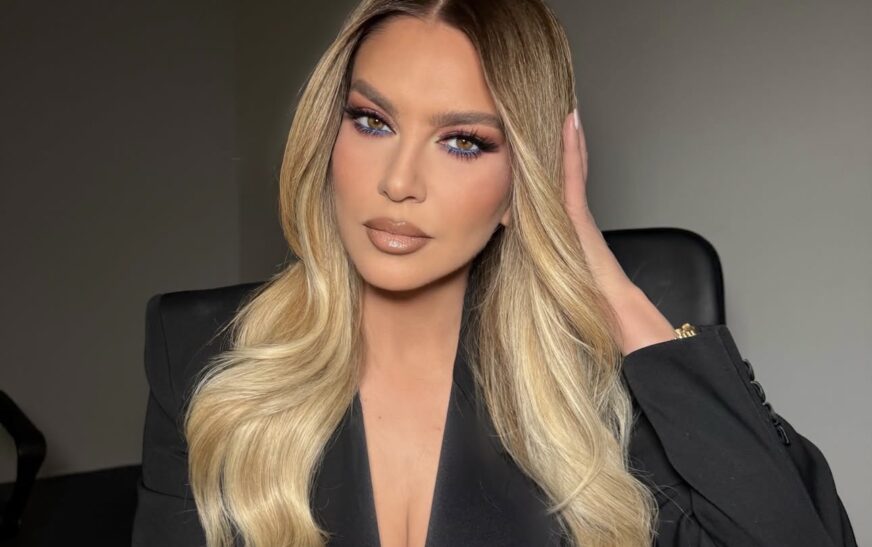 Leonora publikon foto duke lexuar Ku’ran (Foto)